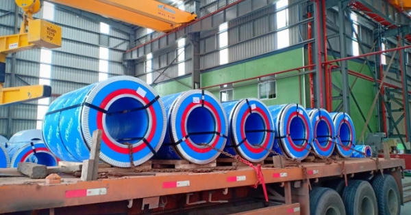 Tôn Pomina xuất khẩu lô hàng đầu tiên chỉ sau 2 tháng đi vào sản xuất