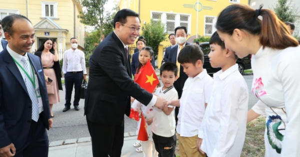 'Cuộc tiếp xúc cử tri đặc biệt' của Chủ tịch Quốc hội Vương Đình Huệ tại 6 nước châu Âu 'Cuộc tiếp xúc cử tri đặc biệt' của Chủ tịch Quốc hội Vương Đình Huệ tại 6 nước châu Âu