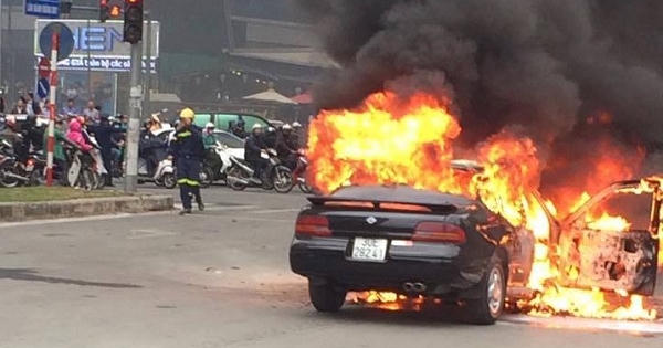 Hà Nội: Xế hộp đang chạy bất ngờ bốc cháy ngùn ngụt trên đường Hoàng Đạo Thúy