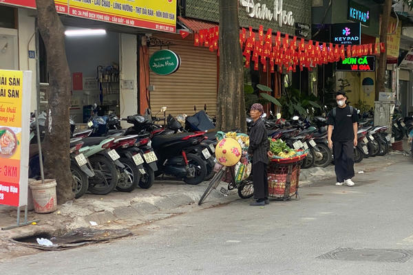 Hà Nội "nở rộ" tình trạng lấn chiếm vỉa hè, lòng đường phục vụ kinh doanh