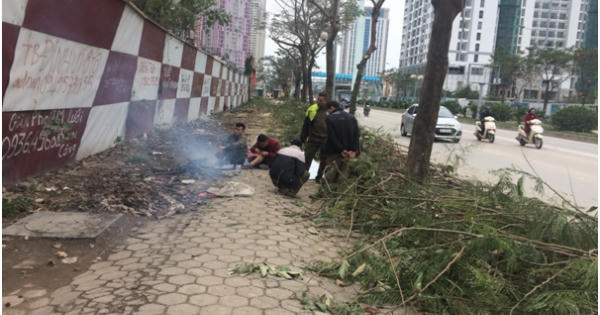 Nhiệt độ Hà Nội xuống thấp, người dân Thủ đô gồng mình "chống" rét Nhiệt độ Hà Nội xuống thấp, người dân Thủ đô gồng mình "chống" rét