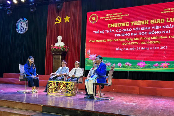 Chương trình giao lưu thế hệ thầy cô giáo với sinh viên sư phạm kỷ niệm 50 năm Giải phóng miền nam, thống nhất đất nước