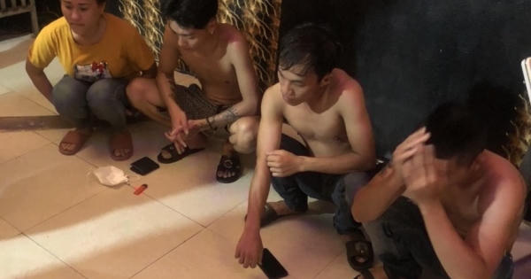 Quảng Bình: Bắt 4 đối tượng nam nữ đang "bay lắc" ma tuý trong quán karaoke
