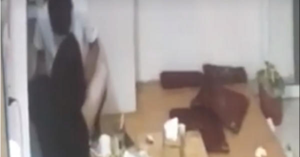 Giả vào khách sạn thuê phòng, đặt camera quay lén cảnh 'mây mưa' để tống tiền