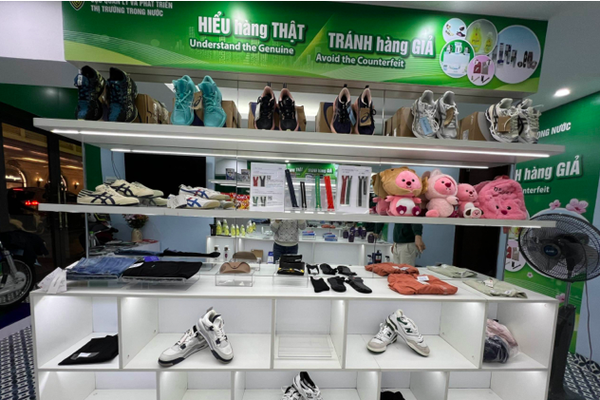 Cục quản lý thị trường chỉ cách để người dân nhận diện hàng thật - hàng giả