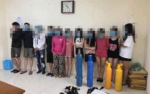 Hà Nội: Quán karaoke bất chấp lệnh cấm vẫn mở cửa đón khách