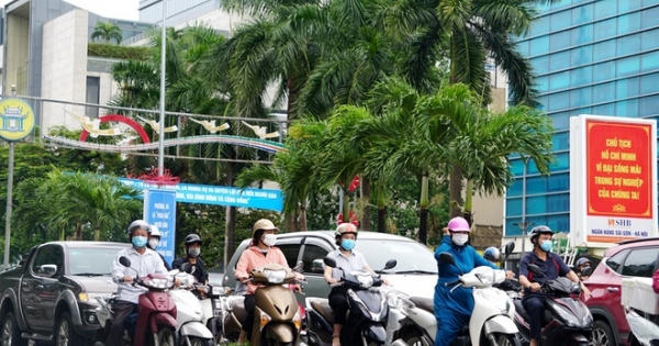 Thanh Hóa: Người dân háo hức đi cắt tóc, ăn sáng sau nhiều ngày "ở yên"