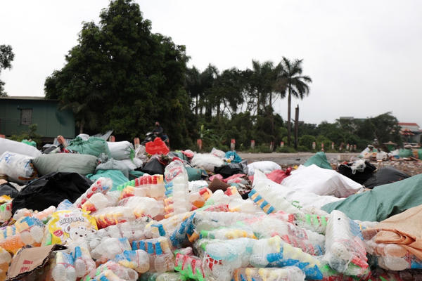 Hàng tấn bánh kẹo trẻ em chất đống tại bãi rác La Phù