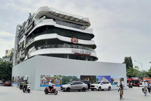 Cận cảnh tòa nhà "Hàm cá mập" được quây kín, chưa tiến hành phá dỡ