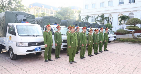 Quảng Ninh: Bàn giao 55 xe ô tô chuyên dụng cho Công an xã