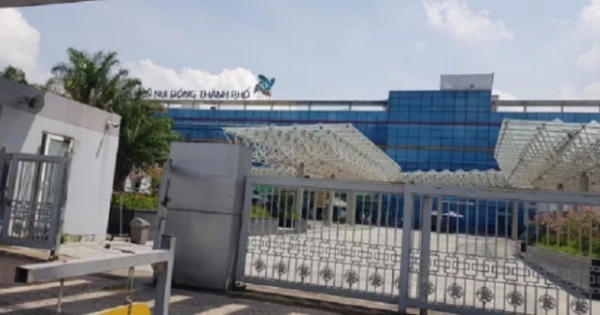 Con ốm, mẹ bi quan ném con từ tòa nhà bệnh viện xuống đất