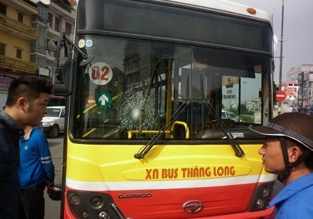 Thanh niên hùng hổ dùng mũ bảo hiểm đập vỡ kính xe bus Thanh niên hùng hổ dùng mũ bảo hiểm đập vỡ kính xe bus