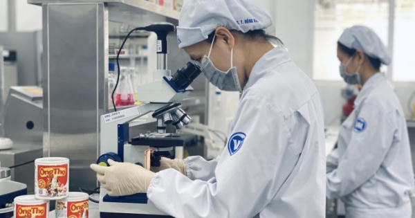 Ngành sữa đón tin vui giữa đại dịch, Vinamilk xuất lô sữa đặc đầu tiên sang Trung Quốc
