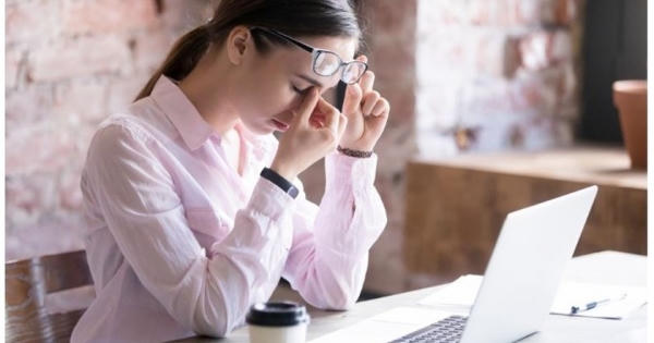 Báo động sức khỏe từ việc “ôm” máy tính hàng giờ