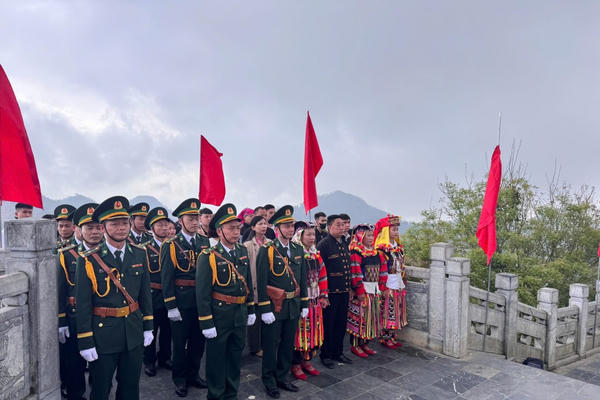 Thiêng liêng Lễ thượng cờ tại Cột cờ Quốc gia Lũng Cú