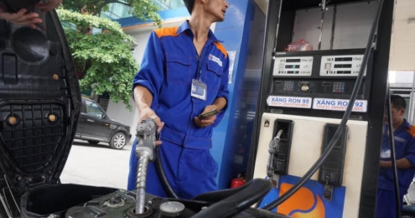 Giá xăng giảm 373 đồng/lít lần đầu tiên trong năm 2016