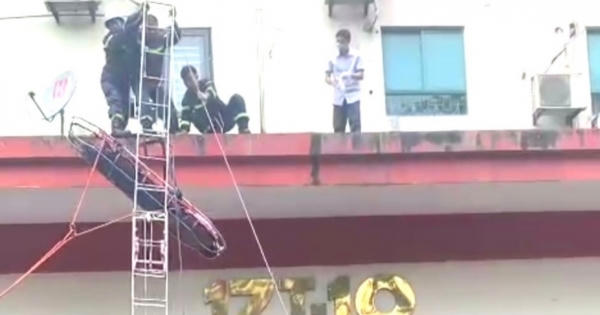 Cứu hộ thành công người phụ nữ ngã từ tầng cao toà nhà chung cư ở Hà Nội
