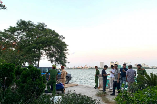 Hà Nội: Bàng hoàng phát hiện thi thể cô gái trẻ nổi lập lờ trên mặt Hồ Tây
