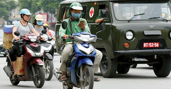 Hiểm họa lái xe ôm công nghệ dán mắt vào điện thoại