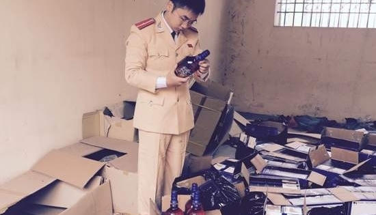 Thanh Hóa: Bắt giữ gần 600 chai rượu ngoại không rõ nguồn gốc