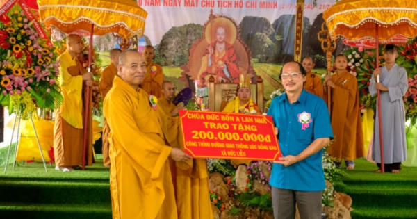 Chùa Đức Bổn A Lan Nhã tặng 200 triệu đồng làm đường giao thông