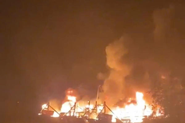 Tiền Giang: 8 ghe đánh cá của ngư dân thị trấn Vàm Láng bị cháy rụi