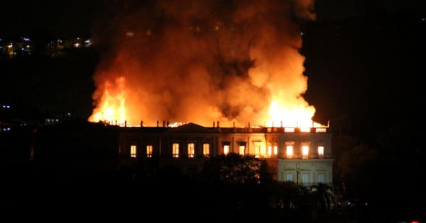 Video: Bảo tàng 200 năm tuổi ở Brazil chìm trong biển lửa