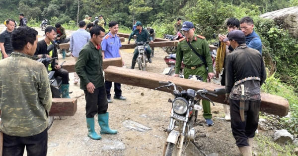 Công an huyện Tân Uyên ngăn chặn nhóm người khai thác gỗ trái phép trên rừng phòng hộ Công an huyện Tân Uyên ngăn chặn nhóm người khai thác gỗ trái phép trên rừng phòng hộ