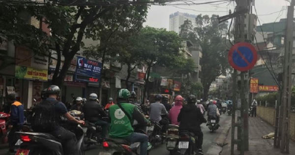 Hà Nội: Bàng hoàng phát hiện thi thể người phụ nữ chết bất thường bên cạnh xe máy