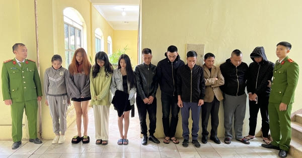 Hưng Yên: Phát hiện nhóm 'nam thanh nữ tú' bay lắc trong quán karaoke