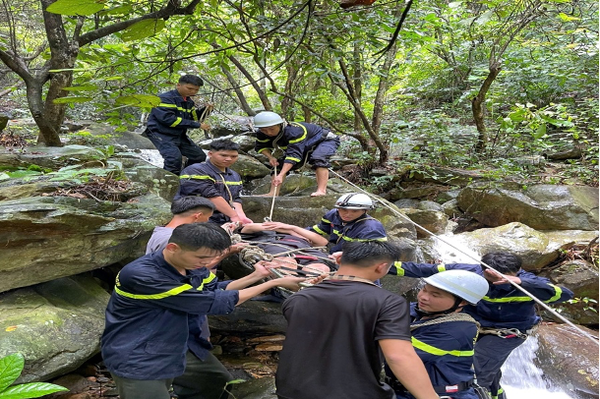 Một người đàn ông gặp nạn khi leo núi Hàm Lợn