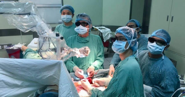 Cứu cánh tay dập nát bằng ứng dụng camera 3D phóng đại
