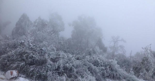 Tuyết phủ trắng ở chân núi Phu Xai Lai Leng