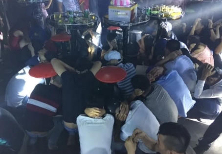 Đột kích quán bar Diamond, hàng trăm thanh niên quay cuồng trong tiếng nhạc