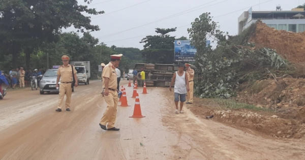 Hòa Bình: Xe khách lật nhào, hơn chục hành khách thoát nạn trong gang tấc