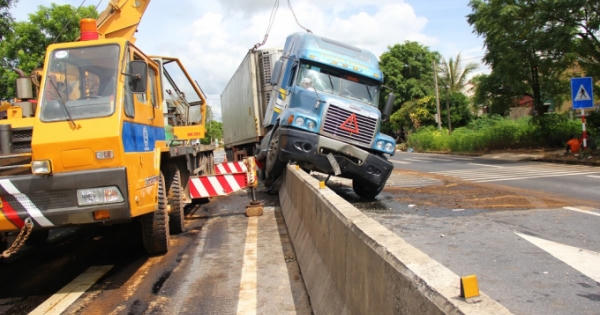 Quảng Trị: Xe container phá nát giải phân cách