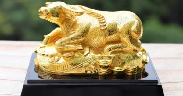 Quà Tết Tân Sửu 2021: 'Sốt' tượng trâu mạ vàng tiền triệu