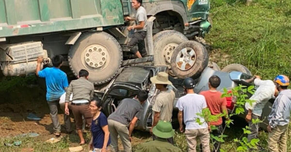 Xe bán tải nát bét sau cú va chạm kinh hoàng, 3 người thoát chết kỳ diệu