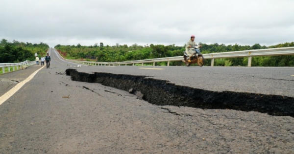 Gia Lai: Đường 250 tỷ do Ban Quản lý dự án 6 làm chưa bàn giao đã xuất hiện "hố tử thần"