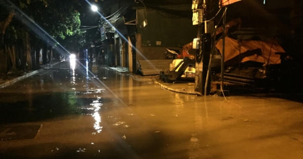 Hà Nội: Mưa lớn khiến nhiều tuyến đường ngập sâu