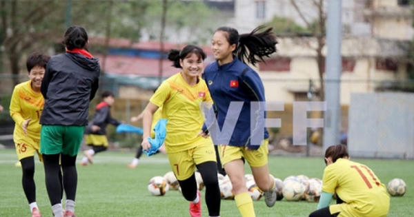 Các 'bông hồng trẻ' bóng đá Việt rạng ngời ngày tập trung