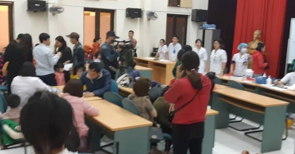 'Ăn thịt bẩn, gà thối': 400 trẻ mầm non Bắc Ninh về Hà Nội xét nghiệm bệnh