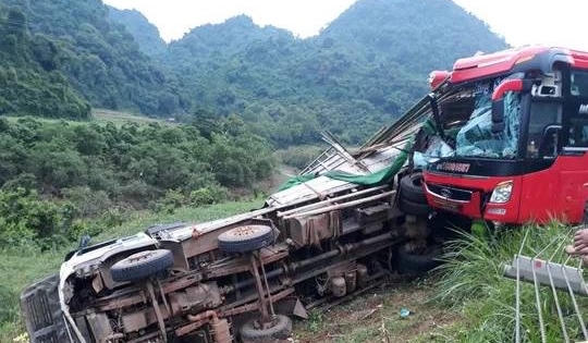 Xe khách giường nằm tông xe tải lúc 2h sáng, ít nhất 2 người tử  vong
