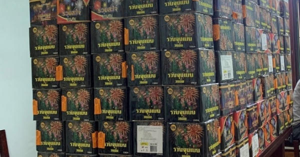 Dùng xe chở hoa quả vận chuyển 2,5 tạ pháo trái phép