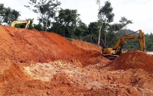 Doanh nghiệp ngang nhiên san ủi đất xuống sông Cầu