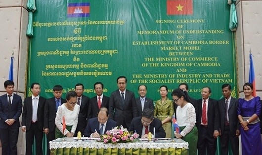 Ký kết biên bản ghi nhớ triển khai Dự án “Chợ kiểu mẫu biên giới Campuchia”