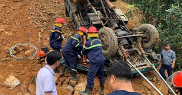 Cứu thành công 1 nạn nhân bị kẹt trong vụ lật xe tải ở Bắc Kạn