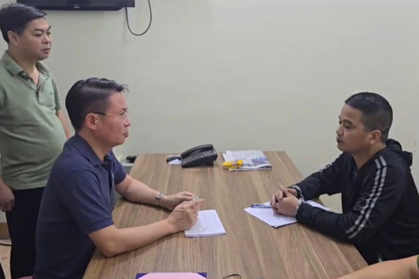 Giám đốc công an tỉnh Phú Thọ trực tiếp lấy lời khai nghi phạm giết 3 người trong đêm Giám đốc công an tỉnh Phú Thọ trực tiếp lấy lời khai nghi phạm giết 3 người trong đêm