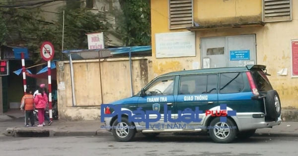 Hà Nội: Đỗ xe bừa trên vỉa hè, người đi bộ "buộc" phải phạm luật