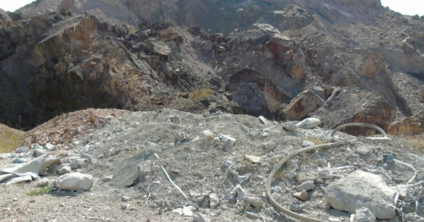 Tập đoàn Hoàng Phát Vissai đổ phế thải xi măng gây hại môi trường? Tập đoàn Hoàng Phát Vissai đổ phế thải xi măng gây hại môi trường?